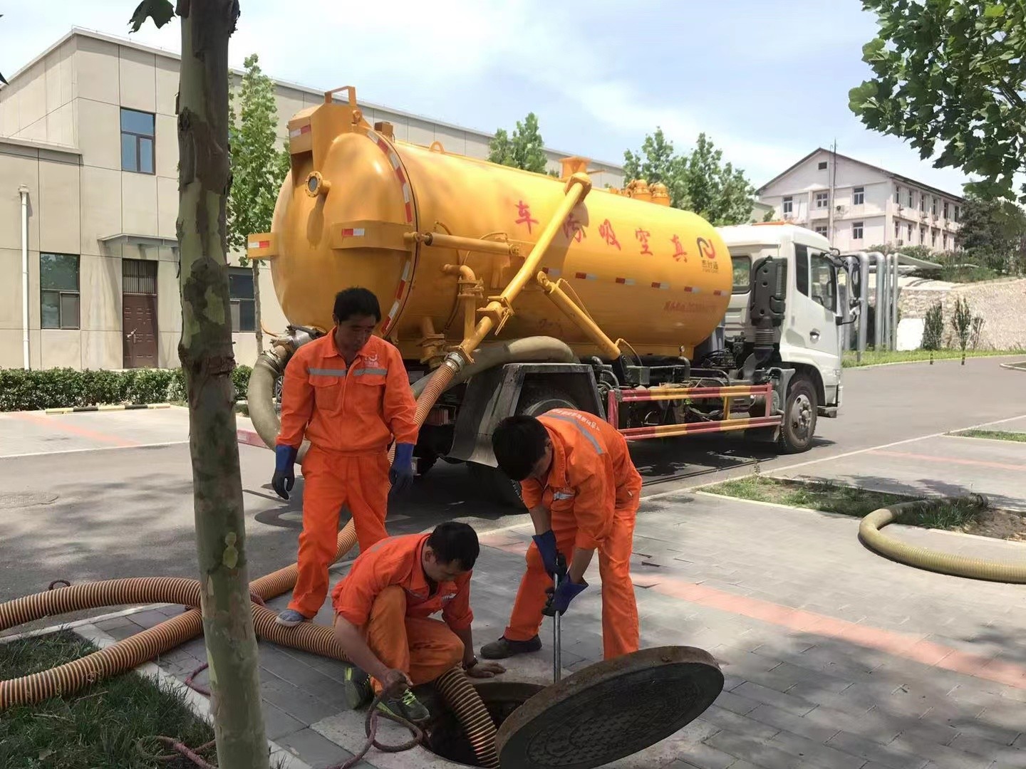 梁子湖化粪池清理与5-8吨吸粪车施工效率分析